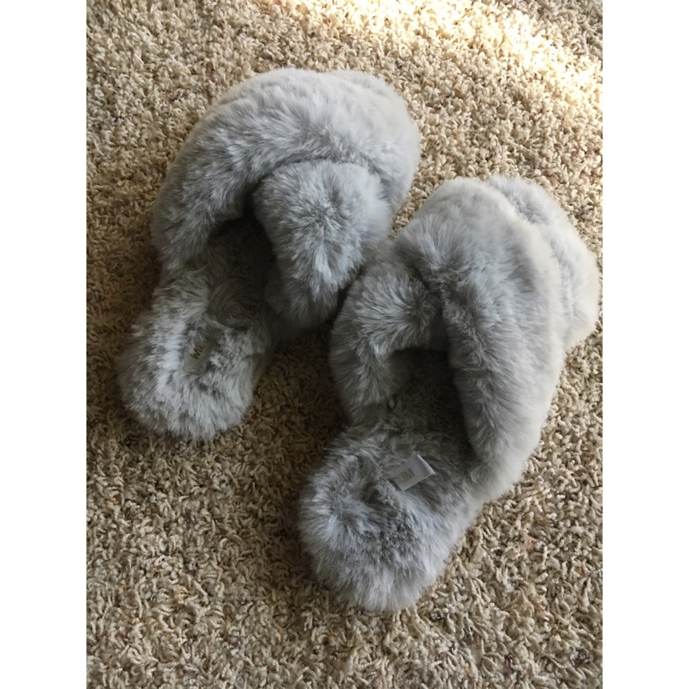 Gray fuzzy slipper slides